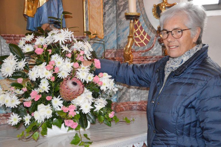 Marianne Hollenstein sorgt für frischen Blumenschmuck.