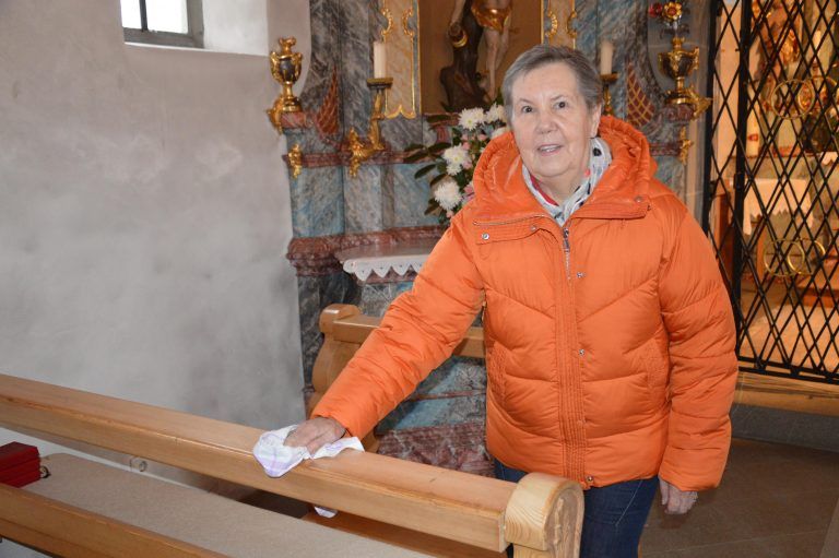 Renate Riedmann hält die Kapelle sauber.