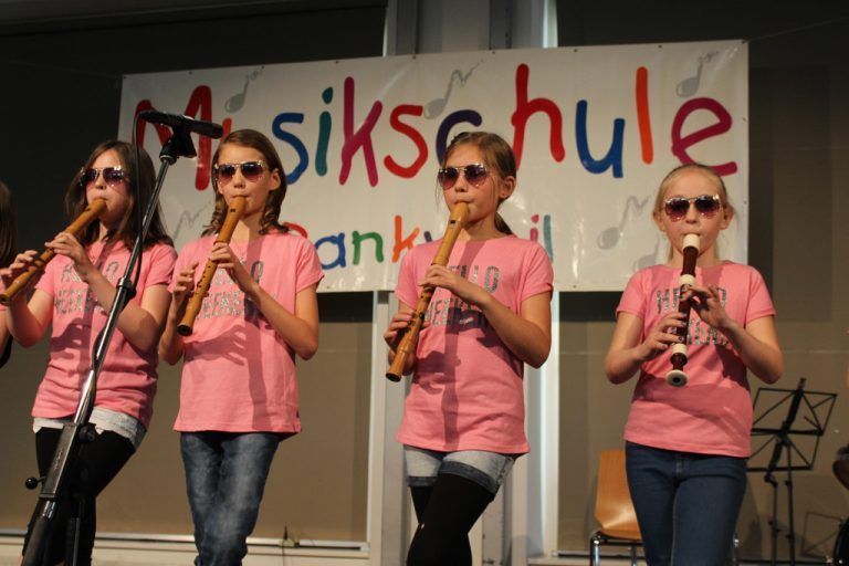 Im Schulsaal in Meiningen sind die Stars von morgen mit den Blasinstrumenten im Einsatz.