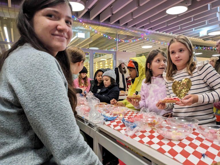 Die Schülerinnen der Fachschule für wirtschaftliche Berufe verzierten mit den Volksschülern Lebkuchen. 