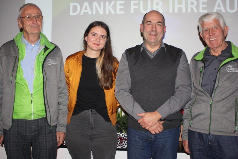 Obst- und Gartenbauverein Rankweil Obmann Karlheinz Fritsche mit Kathrin Ehrenbrandtner, GR Alejandro Schwaszta und Rudi Waibel bei "Rankweil blüht". <span class="copyright">VN-TK</span>