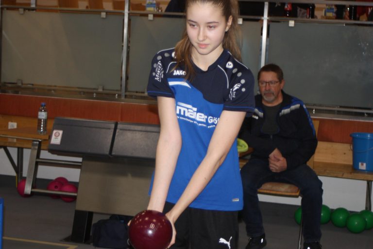 Marlene Kainz von den Frauen des SKC Koblach beim Kegeln.