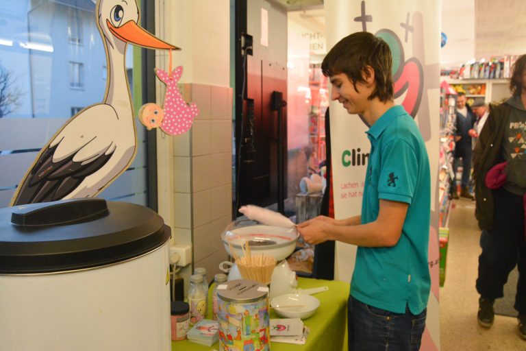 Die Kinder erhielten gegen eine Spende für die Clowns eine frische Zuckerwatte.