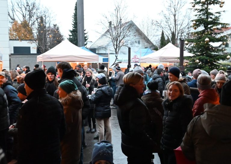 Reger Andrang und Adventsstimmung herrschte am Kunst- und Krömlemarkt Altach.