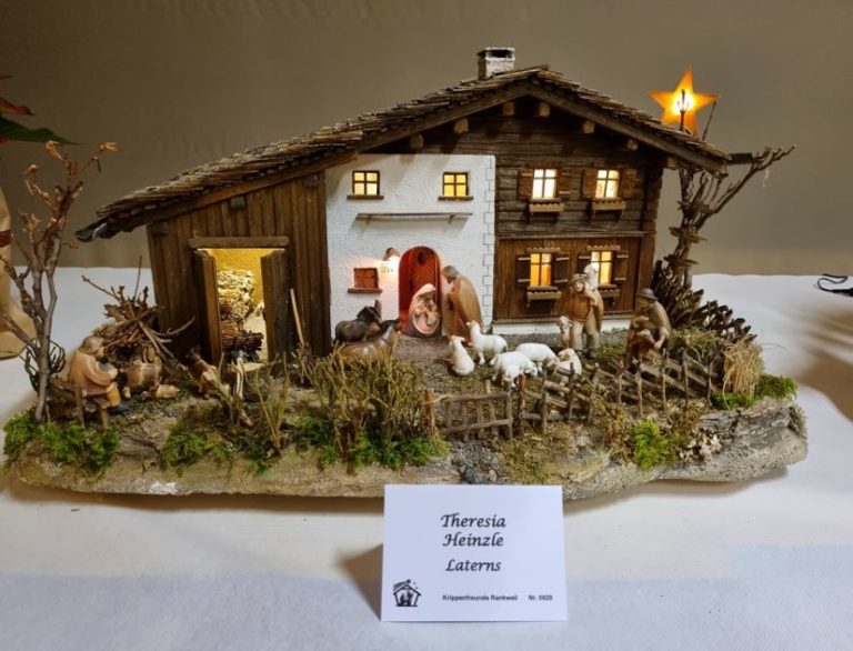 Theresia Heinzle aus Laterns legte sich bei ihrer klassischen Krippe ordentlich ins Zeug.