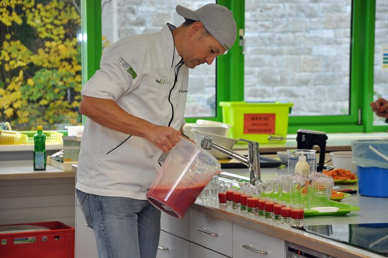 Zum Auftakt gab es Kostproben des frisch gepressten Obst-Gemüsesafts. - MS Markt Workshop mit Alexander Kowarc