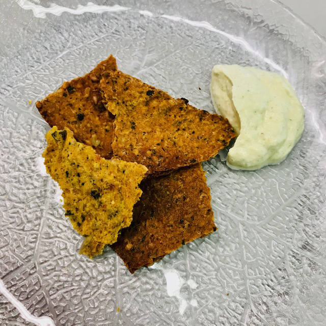 Die fertigen Cracker, serviert mit selbst gemachtem Dip.