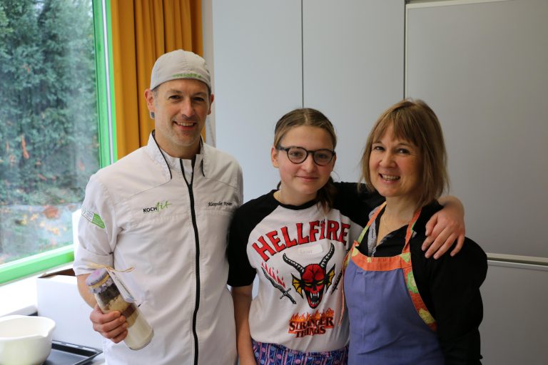 Lehrerin Andrea Walther und Schülerin Lena bedankten sich bei Alexander Kowarc.