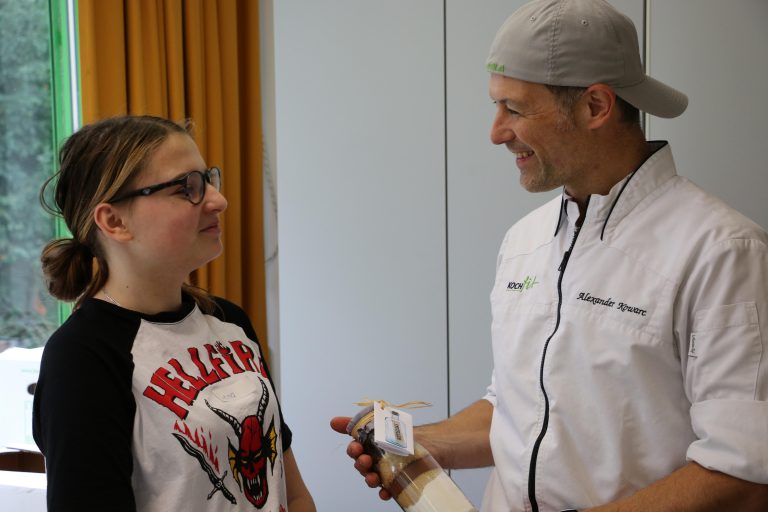 Für den Koch gab es eine Backmischung als kleines Dankeschön.