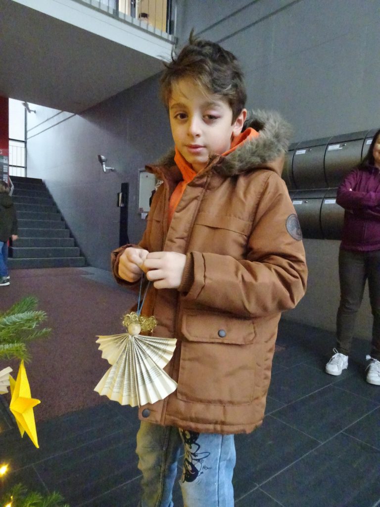 Die Kinder hatten wieder wunderschönen Weihnachtsschmuck für die Firmen-Bäume gebastelt. 