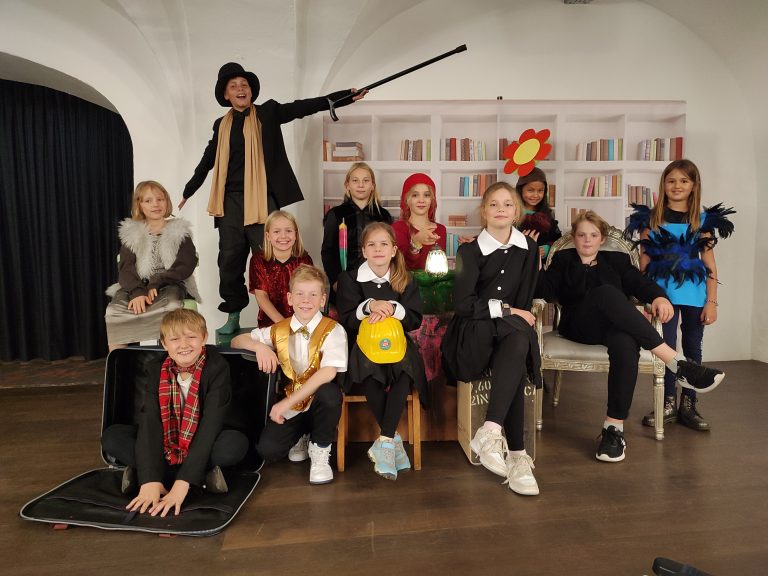 Die Weihnachtswichtelwunderblumenknollengeschichte wird von zwölf Kindern präsentiert. <span class="copyright">Saumarkt</span>