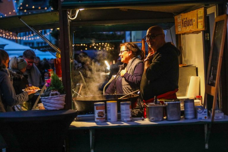 Zahlreiche Gastronomiestände waren in der Weihnachtsstadt auf die Gäste.