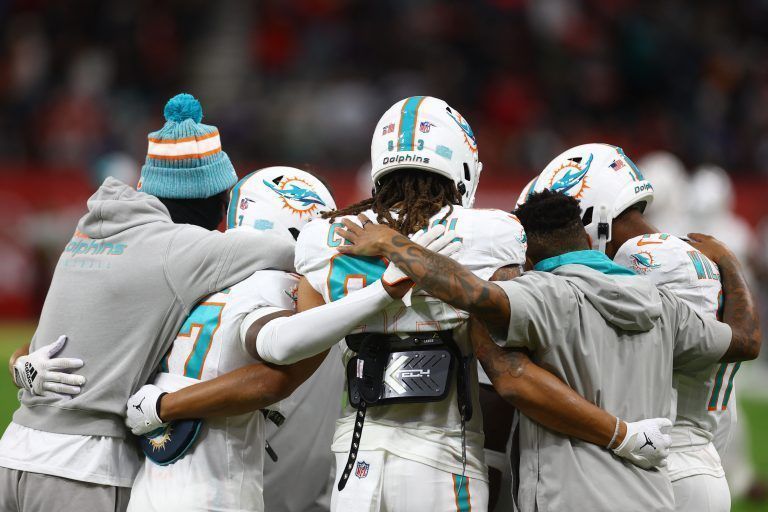 Die Miami Dolphins schwörten sich auf die Chiefs ein. <span class="copyright">REUTERS/Kai Pfaffenbach</span>