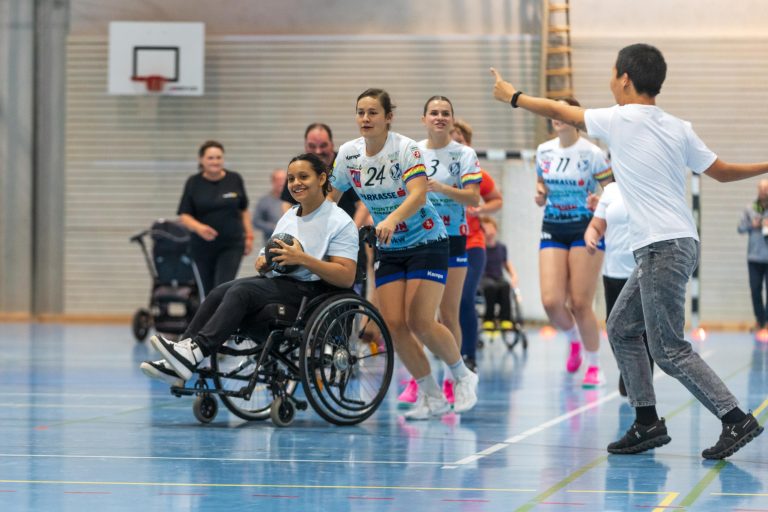 Mit den Kindern und Betreuern des Schulheims Mäder pflegt „Ma hilft" eine enge Verbindung. Unlängst gab es das traditionelle Handball-Event, bei dem auch „Ma hilft" unterstützt wurde. <span class="copyright">VN/Stiplovsek</span>