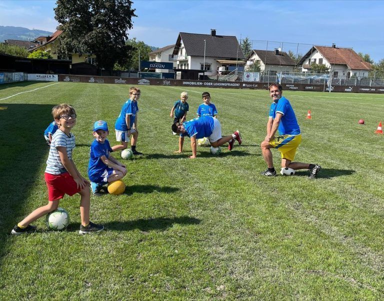 Trainer Franz Göschl mit seiner Truppe.