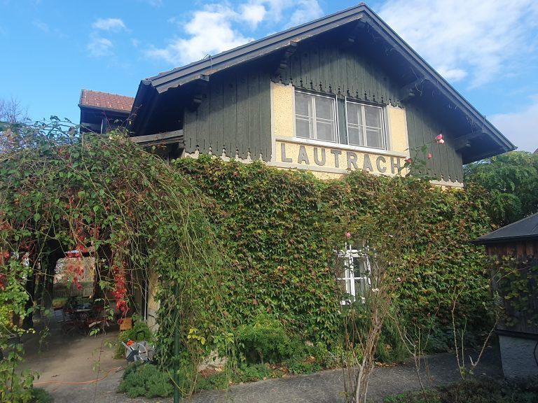 Vom Verkehrsknotenpunkt zum denkmalgeschützten Geschäftshaus: Heute sind im alten Bahnhof Büros untergebracht. <span class="copyright">Christine Bozen</span>