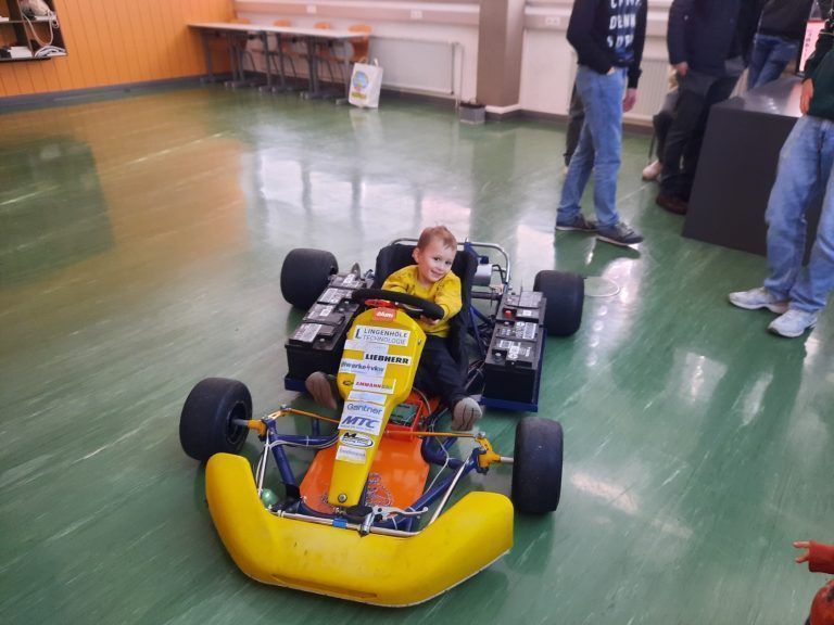 Paul versuchte sich auf dem HTL-Infotag im HTL-Go-Kart.