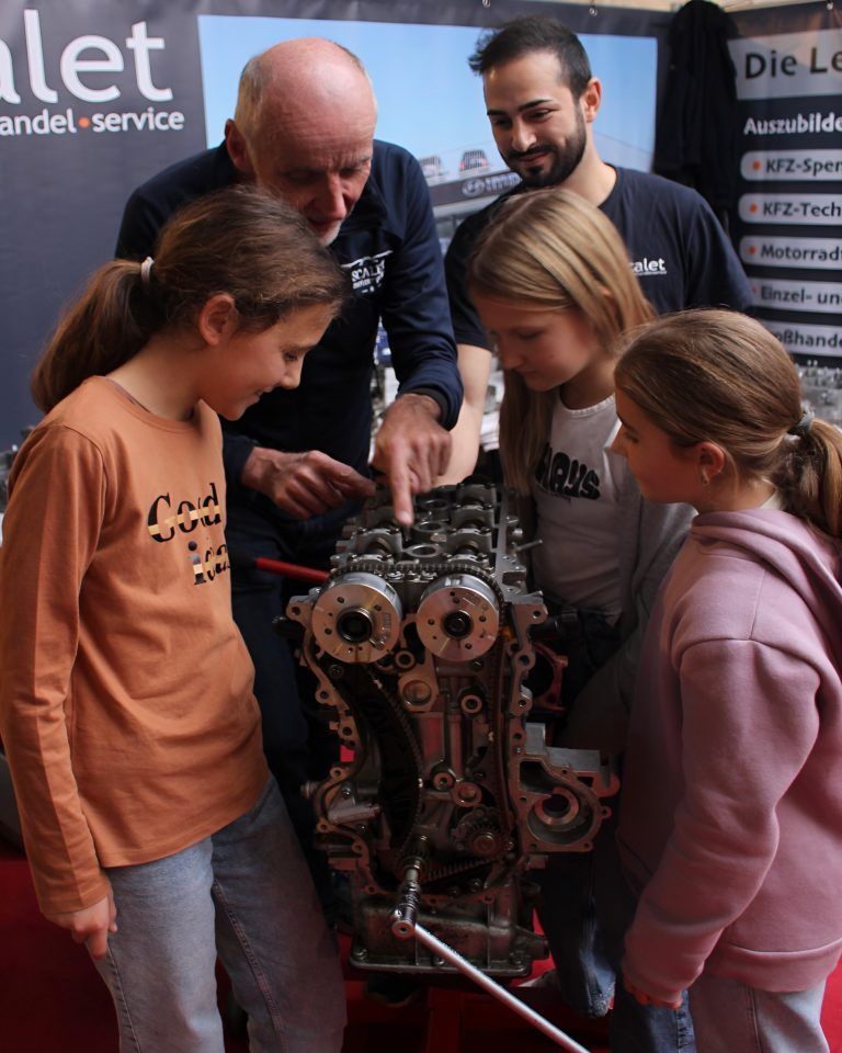 „Technik“, so Manfred Scalet von Kfz Scalet, „ist längst nicht mehr nur ,Männdersache‘ sondern interessiert zunehmend auch Mädchen.“