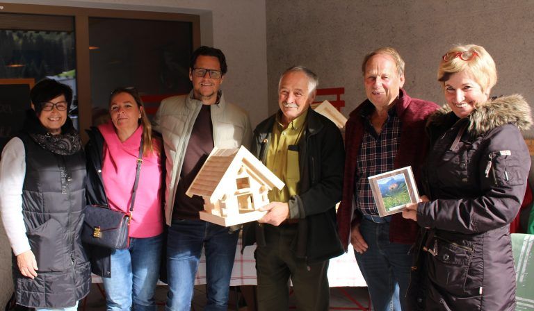 Der vor mehr als 40 Jahren in den Mittelwald gezogene Ur-Schröckener Roman Jochum freute sich darüber, dass auch sein letztes Vogelhäuschen einen Abnehmer fand.