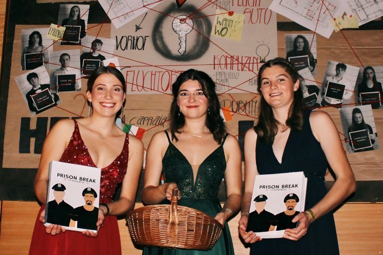 Mit Tombola und Maturazeitung wurde die Klassenkassen aufgefettet. Auf der Wand im Hintergrund der Plan für den „Ausbruch“. <span class="copyright">STP/10</span>