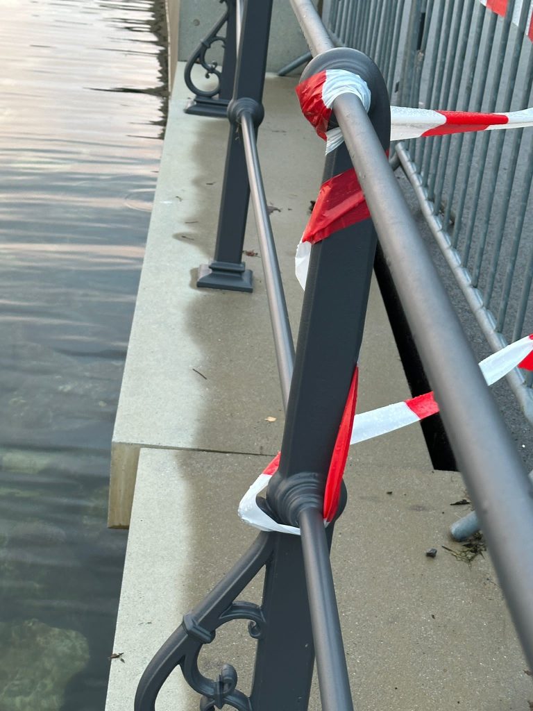 Zwischen Asphalt und Betonelementen klaffen teil Zentimeter breite Spalte.