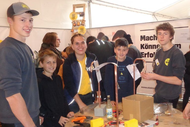 Auch diesmal ein Hit von Let’s Werk: Die Produktion von Stehlampen, an der gleich sechs Handwerksbetriebe beteiligt waren. <span class="copyright">STP/10</span>