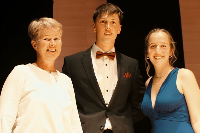 Bernadette Kaufmann (l.) freute sich über den Tombola Hauptpreis – sie darf mit einer 20-köpfigen Gruppe eine Brauereiführung mit Bierverkostung und Jause genießen.