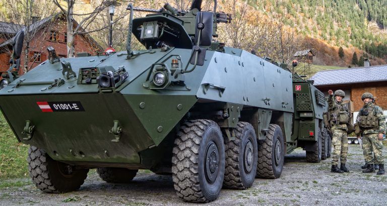 Bei Brand mussten Flüchtlinge beschützt und Angriffe abgewehrt werden. Hier ein Pandur.<span class="copyright"> Bundesheer</span>