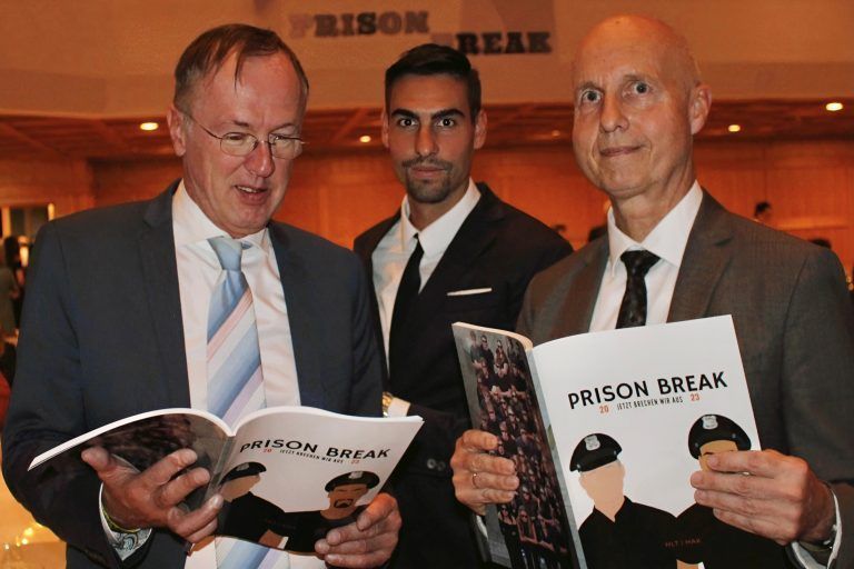 Auch Mario Hammerer und die Klassenvorstände Johannes Kreutziger und Andreas Wüstner erfuhren Neues aus der Maturazeitung.