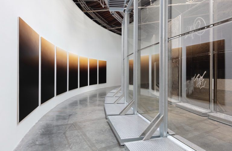 Anne Imhofs Installationsansicht "Natures Mortes, Palais de Tokyo, Paris, 2021" <span class="copyright">Andrea Rossetti </span><span class="copyright">Courtesy of the artist, Galerie Buchholz, Palais de Tokyo und Sprüth Magers © Anne Imhof</span>