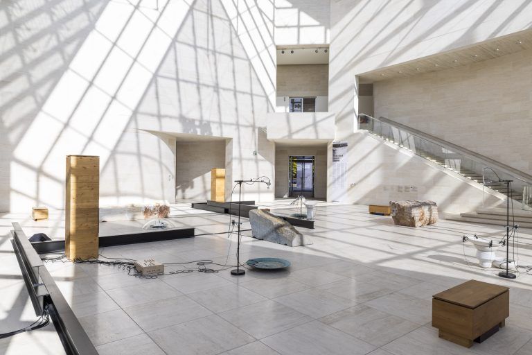 Tarek Atoui Waters' Witness, 2022 Installationsansicht Mudam, Luxemburg <span class="copyright">Eike Walkenhorst Courtesy of the artist © Tarek Atoui</span>