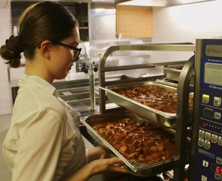 Nach der Mitternachtsshow gab es natürlich auch diesmal Currywurst für den kleinen Hunger.