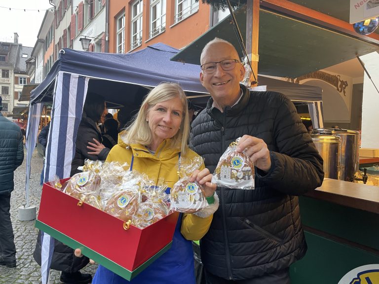 Angelika, die engagierte Bäckerin des Lions Club mit dem diesjährigen Präsidenten, Christian.