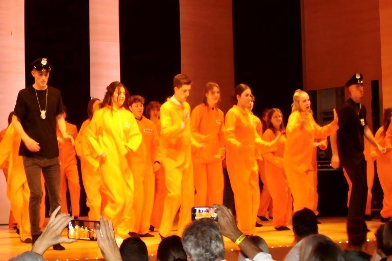 Weitgehend in orange ging der Maturaball der Bezauer Wirtschaftsschulen im Schwarzenberger Angelika Kauffmann Saal über die Bühne.