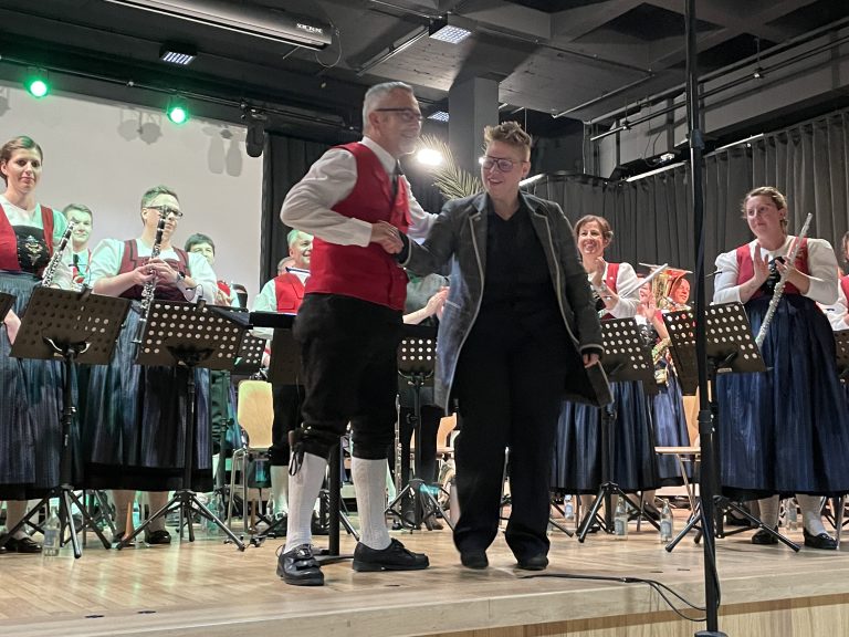 Den Dirigentenstab übergab Klaus Melmer am Ende der "Kreuzfahrt" an Sophie Gruber.