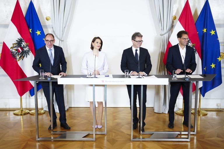Präsentierten im Mai gemeinsam den „Covid-19-Aufarbeitungsprozess“: die Regierungsmitglieder Johannes Rauch, Karoline Edtstadler, Martin Polaschek und Alexander Bogner (v.l.n.r.) von der Akademie der Wissenschaften. <span class="copyright">APA/Eva Manhart</span>