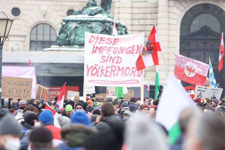 Die Akademie der Wissenschaften will unter anderem der Frage nachgehen, wie sich die starke Polarisierung rund um die Covid-Impfpflicht – ausgedrückt etwa hier auf einer Demonstration in Wien Ende 2021 – hätte vermeiden lassen. <span class="copyright">APA/Florian Wieser</span>