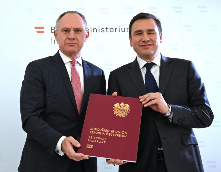 Innenminister Gerhard Karner (ÖVP) und der Generaldirektor der Österreichischen Staatsdruckerei Helmut Lackner präsentierten den neuen Reisepass.<span class="copyright"> APA/Forhinger</span>