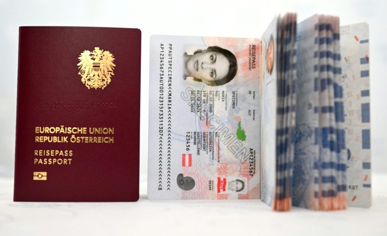 Am Freitag (24. November 2023) wurde der neue Reisepass präsentiert. <span class="copyright">APA/FOHRINGER</span>