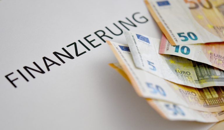 ABD0057_20230823 – SALZBURG – STERREICH: ++ ARCHIVBILD/THEMENBILD ++ ZU APA0109 VOM 23.8.2023 – Die heimischen Banken stellen Untersttzung fr Kreditnehmende in Aussicht, die aufgrund der steigenden Zinsen unter Druck geraten sind. So sollen in absehbarer Zeit bei variablen Krediten keine Mahnspesen und Verzugszinsen verrechnet werden. Im Bild: Illustration zum Thema Kredit / Schulden / Finanzierung, […]