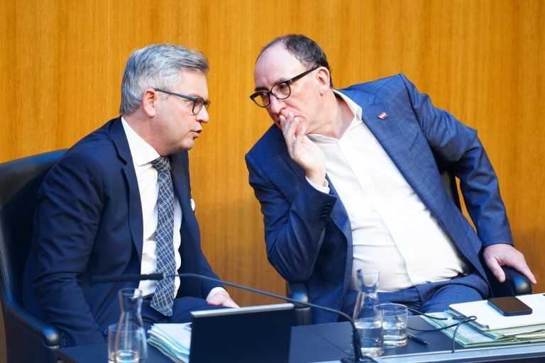 ABD0063_20231122 – WIEN –
STERREICH: Finanzminister Magnus Brunner (
VP) und Gesundheitsminister Johannes Rauch (Grne) im Rahmen einer Sitzung des Nationalrates am Mittwoch, 22. November 2023, im Parlament in Wien. – FOTO: APA/EVA MANHART