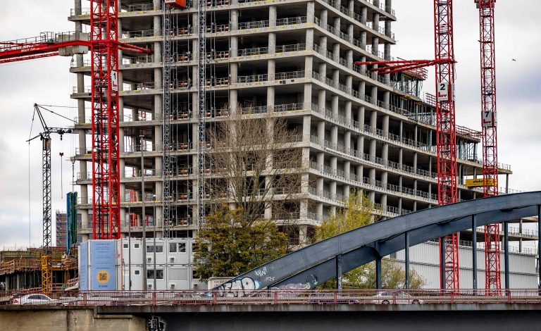 Was bleibt, sind Baustellen wie der Elbtower, der eventuell von Milliardär Klaus-Michael Kühne fertiggebaut wird. AFP