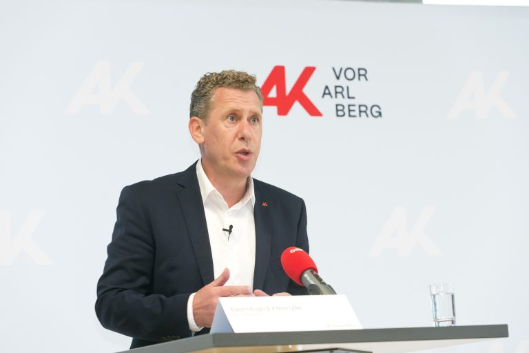 "Wer länger arbeitet, soll belohnt werden", sagt AK-Präsident Bernhard Heinzle und schlägt Verbesserungen im Pensionssystem vor. <span class="copyright">AK/Mathis</span>