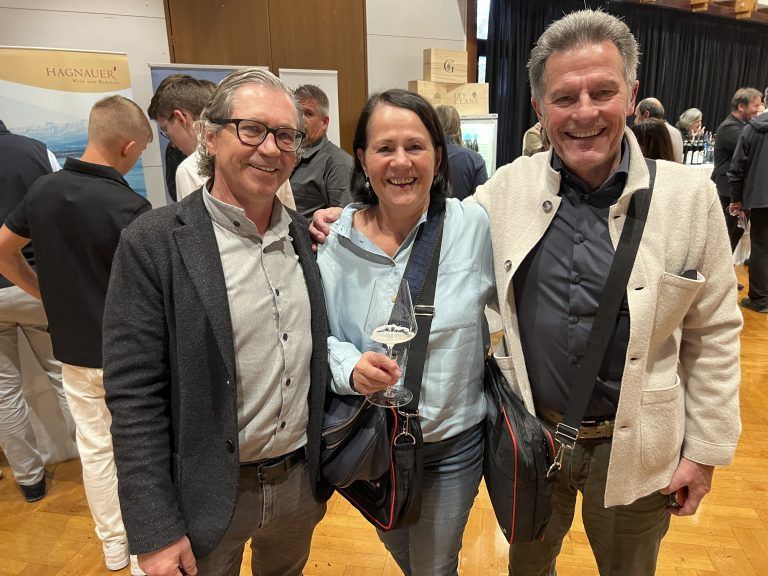 Amüsierten sich: Bruno Ratz mit Silvia und Maximilian Forstner.