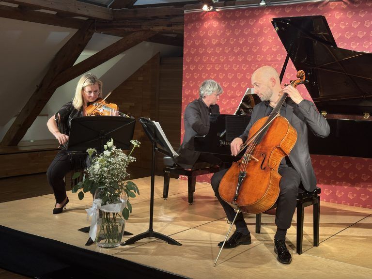 Das Ensemble „Swiss Piano Trio” wusste das Publikum zu begeistern. Von links nach rechts: Angela Golubeva, Martin Lucas Staub und Franz Ortner. <span class="copyright">ALLE BILdER:BI</span>