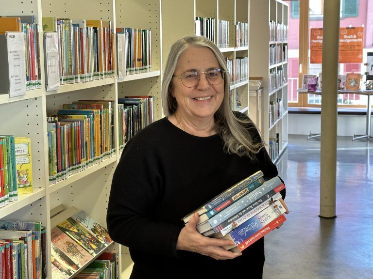 Astrid Keutschegger-Specht: "Wir vom bugo-Team nützen die Ausstellung auch, um neue Bücher für die bugo Bücherei einzukaufen. Der Buchbestand muss regelmäßig mit top-aktuellen Büchern erneuert werden, damit das bugo für die rund tausend regelmäßigen Kunden weiterhin spannend ist."