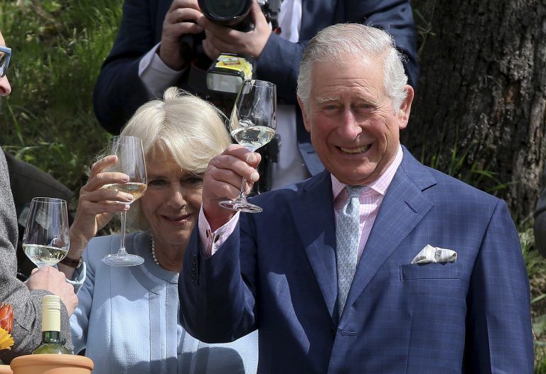 Gut gelaunt: Im Rahmen einer Europareise kommen Charles und Camilla im April 2017 nach Wien. ap