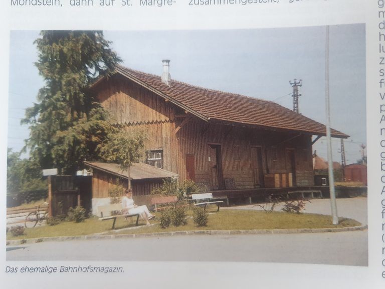 Das ehemalige Bahnhofsmagazin. 1978 musste das Magazin abgerissen werden, da das Bahnhofsgelände umgestaltet wurde. <span class="copyright">Chronik Lauterach</span>