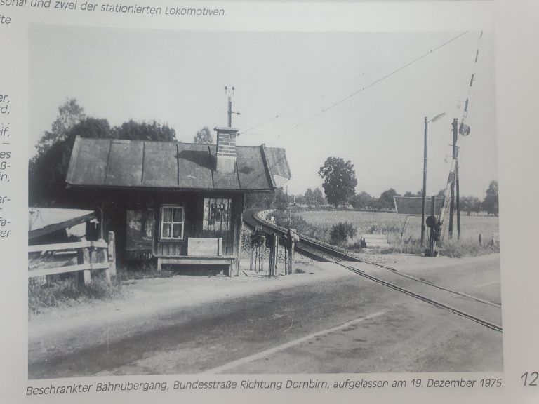 Beschrankter Bahnübergang, Bundesstraße Richtung Dornbirn, aufgelassen 1975. <span class="copyright">Chronik Lauterach</span>