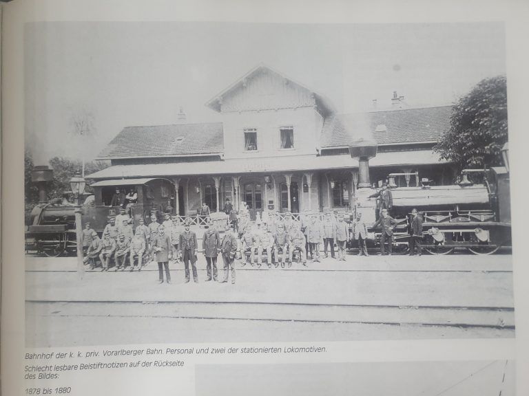 Bahnhof der k.k. priv. Vorarlberger Bahn. Personal und zwei Lokomotiven. <span class="copyright">Chronik Lauterach</span>